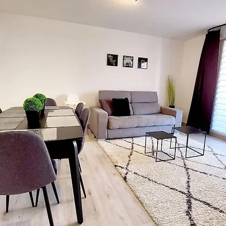 Cosy 2, 2 Chambres, 6 Personnes, 3 Min Gare, Parking Apartment