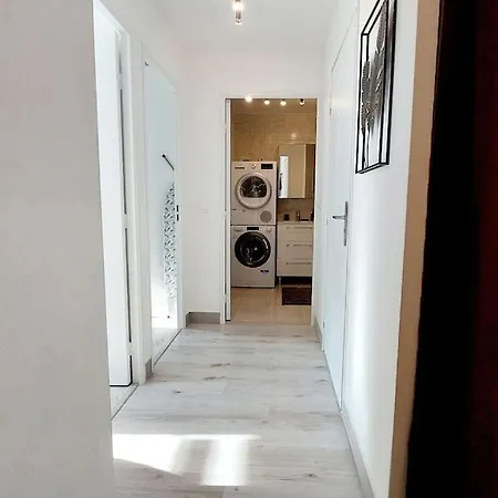 Cosy 2, 2 Chambres, 6 Personnes, 3 Min Gare, Parking Apartment